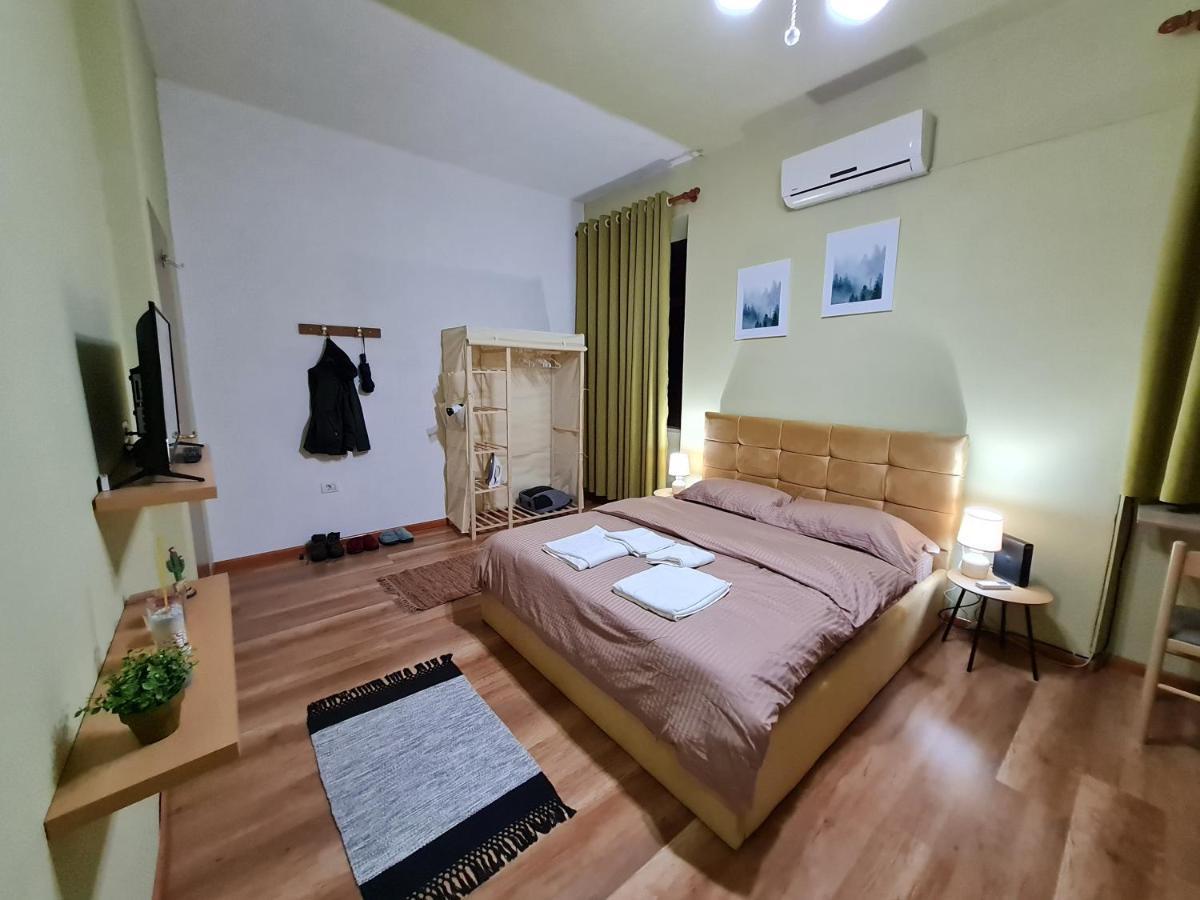 Ex-Block District Charming Studio Apartment With Treeish Sorrounding View! Tirana Eksteriør billede