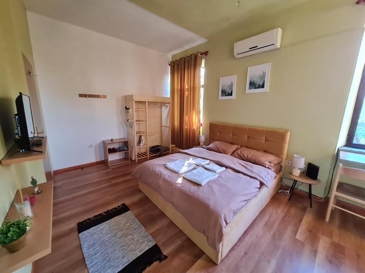Ex-Block District Charming Studio Apartment With Treeish Sorrounding View! Tirana Eksteriør billede